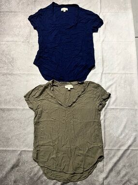cloth & stone Short Sleeve V-Neck Tee in Navy and Olive